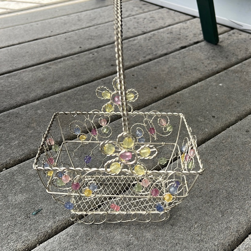 Wire basket with beads 💛 just add to bundle 💥